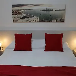 https://casanova-venice-30121.hotelslidodijesolo.com