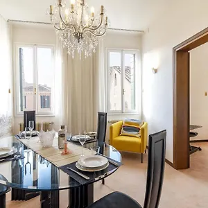 https://campo-san-toma-tiffany-apartment.hotelslidodijesolo.com